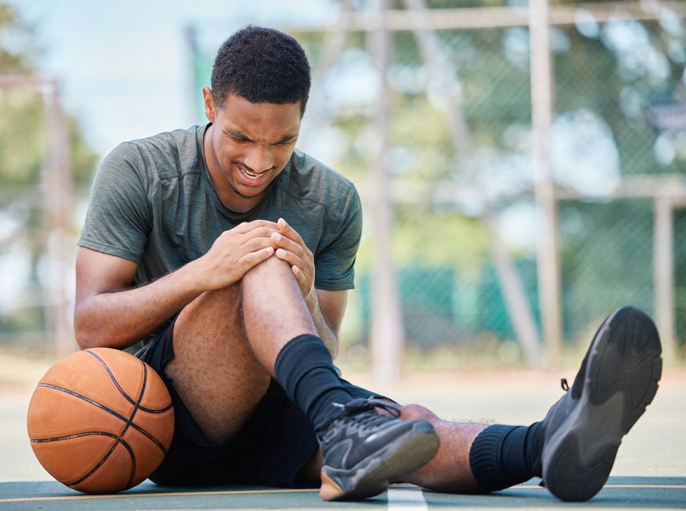 basketball player with knee injury